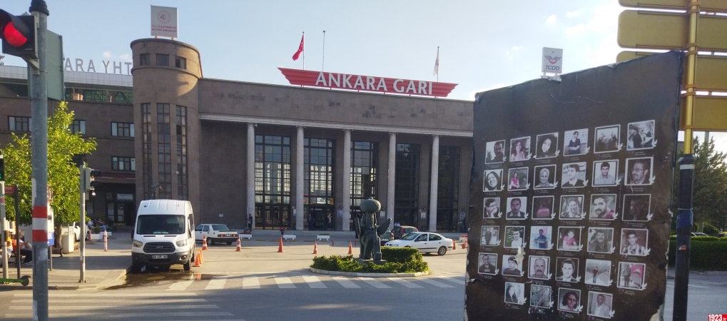 Ankara_Garı,_Anıt_ile_beraber_bir_bakış